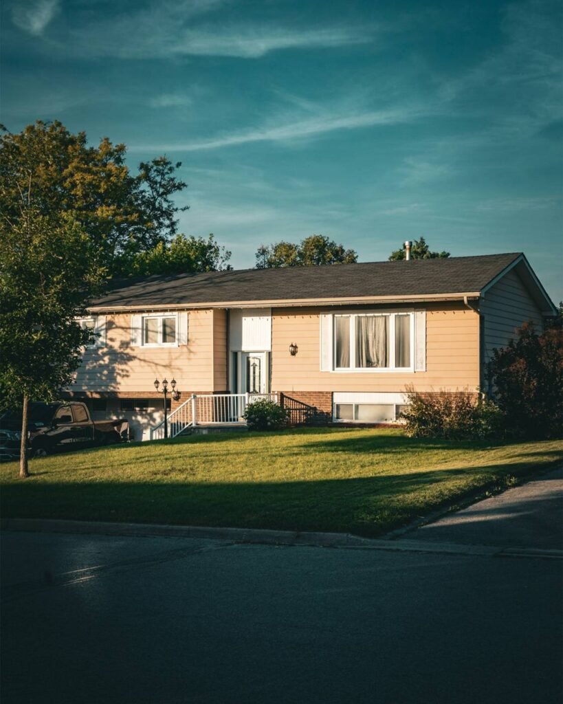 Single-family split-level home with lawn in a Lynnwood area neighborhood